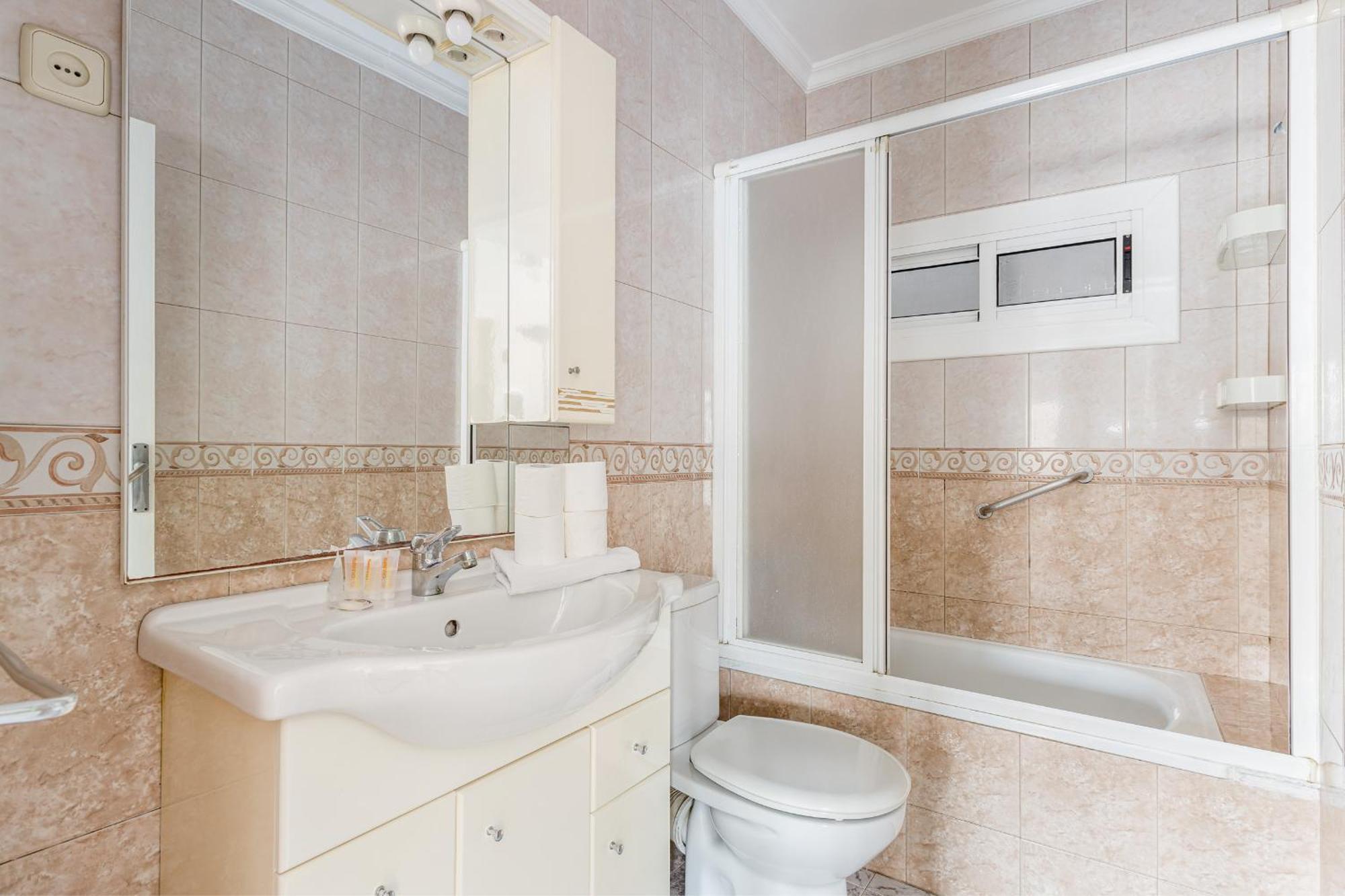 Besos - Bright Apartment Close To Congress & Port Sant Adria de Besos Exterior photo